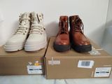 trois paires de bottes pour homme posées sur une boîte en carton