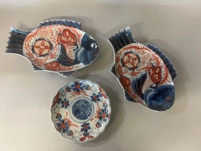 trois types différents d'assiettes et de bols décoratifs posés sur une table