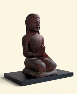 statue d'un Bouddha assis sur un socle noir