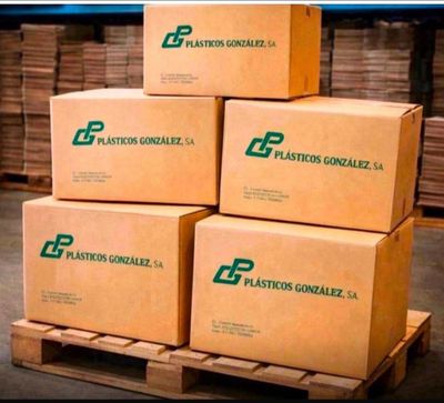 des cartons empilés sur une palette dans un entrepôt, avec des palettes en arrière-plan
