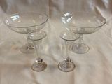 deux bols en verre vides posés sur une table