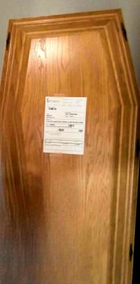 une armoire en bois sur laquelle est accrochée une pancarte