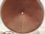 une lampe marron posée sur une table
