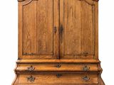 une image représentant une armoire en bois avec des tiroirs et une porte