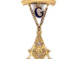 un gros plan d'un collier orné d'un symbole maçonnique