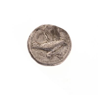 Gros plan sur une pièce de monnaie ornée d'un oiseau