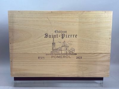 gros plan d'une boîte en bois portant un logo