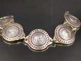 un gros plan d'un bracelet en argent orné d'une pièce de monnaie