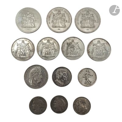 l'image d'un paquet de pièces de monnaie posé sur une surface blanche