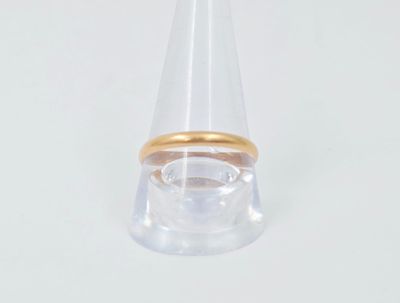 un vase en verre transparent orné d'un anneau doré