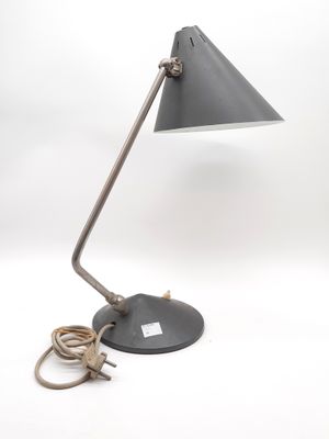 une image représentant une lampe de bureau munie d'un cordon d'alimentation