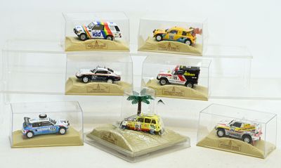 six petites voitures dans une vitrine posée sur une surface blanche