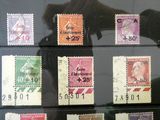 l'ombre d'une personne debout devant un présentoir de timbres