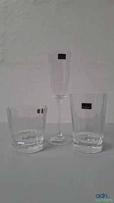trois verres posés les uns à côté des autres sur une table