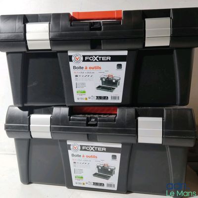 deux boîtes à outils empilées l'une sur l'autre