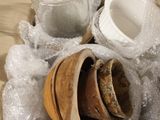 une boîte en carton contenant divers objets, notamment une cuillère en bois, un bocal, un bocal de sel et une cuillère en bois