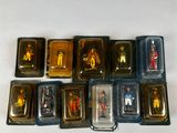 tout un tas de petites figurines en plastique posées sur une table