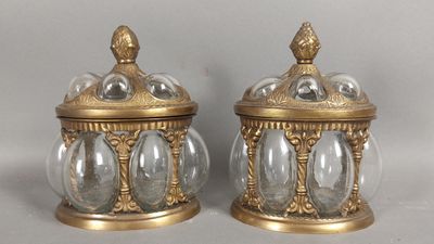 paire de bocaux anciens en laiton et en verre transparent, munis d'un couvercle