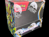 une boîte de cartes à collectionner Pokémon sur fond noir