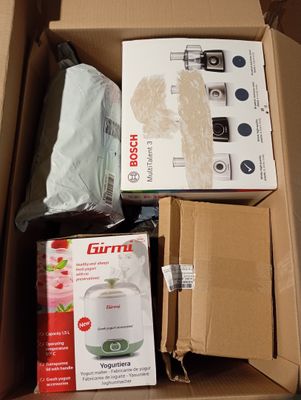 une boîte contenant un appareil photo et d'autres objets