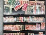 de nombreux timbres exposés dans une vitrine