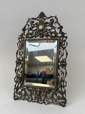 un miroir posé sur une table