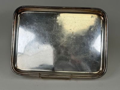 un vieux plateau en argent orné d'un miroir, posé sur une table