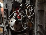 une boîte métallique contenant tout un tas de fils
