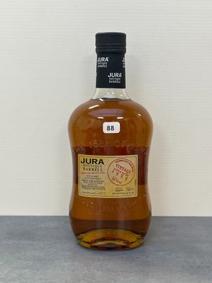 une photo d'une bouteille d'alcool posée sur un comptoir