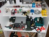 un établi sur lequel sont posés de nombreux outils
