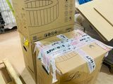 une boîte en carton posée sur une palette dans un entrepôt