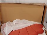 une boîte en carton contenant un oreiller