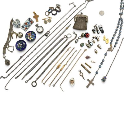 une image représentant un assortiment de bijoux posés sur une surface blanche