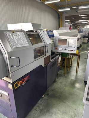 une machine qui se trouve à l'intérieur d'un bâtiment