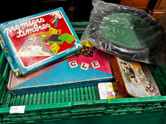 Caisse de jeu de société ancien. non complet