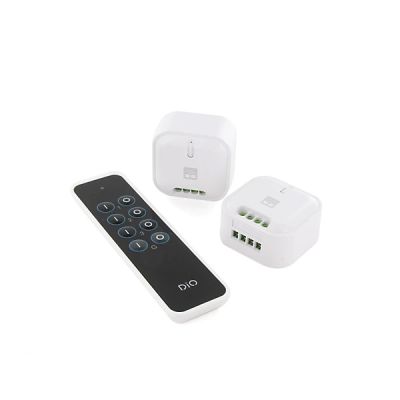une télécommande et un chargeur posés l'un à côté de l'autre
