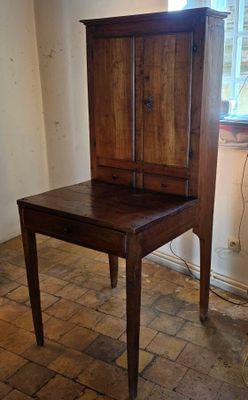 une petite table en bois surmontée d'un meuble en bois