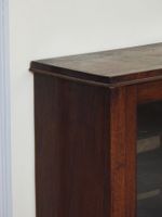PETITE VITRINE à poser en acajou et placage d'acajou ouvrant… (photo 2)