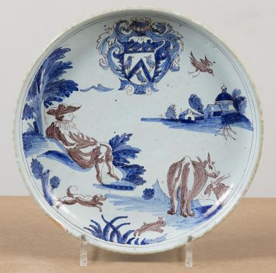 NEVERS. Petit plat en faïence à décor en camaïeu bleu et man…