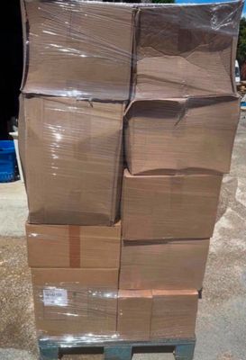 une grande pile de cartons posée sur une palette