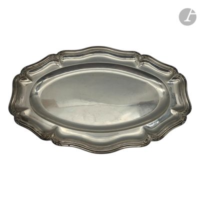 une image représentant une assiette en argent aux bords décorés