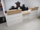 une photo d'un espace d'accueil avec un bureau et deux chaises