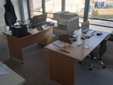 un bureau équipé d'un ordinateur et d'une imprimante dans un bureau