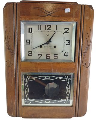 une horloge en bois accrochée au mur