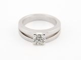 une bague de fiançailles en or blanc sertie d'un diamant taille princesse