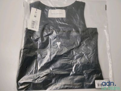 un sac en plastique muni d'un rabat noir