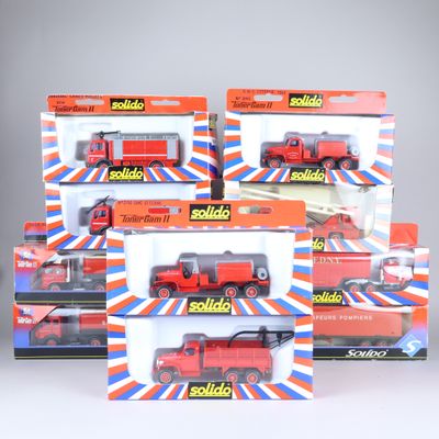 six jouets rouges et bleus emballés, dont un camion de pompiers, un camion de pompiers et un camion