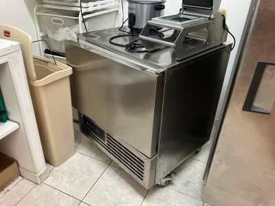 une cuisine équipée d'une cuisinière et d'un réfrigérateur