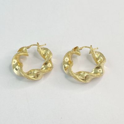 Les boucles d'oreilles en anneau sont en métal plaqué or.