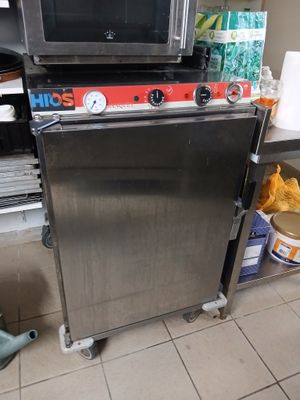 un micro-ondes posé sur un chariot dans une cuisine
